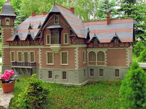 KOWARY - Park Miniatur Zabytków Dolnego Śląska - Pałac Dębowy w Karpnikach, rezydencja Marszałka Dworu, barona Urlicha Saint Paula, wybudowany został w malownic