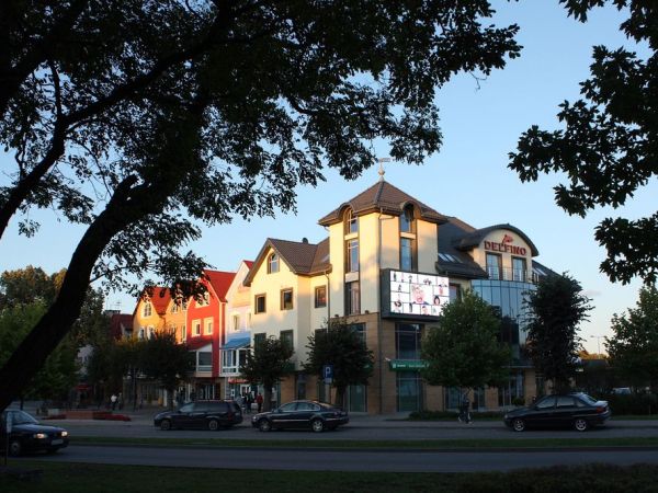 Nowe i nowsze zabudowania w mieście. Okolice Ronda Solidarnosci.