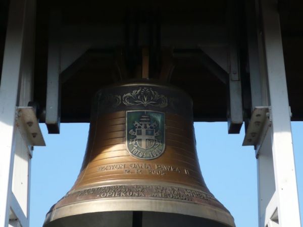Dzwon obok Krzyża Jubileuszowego.