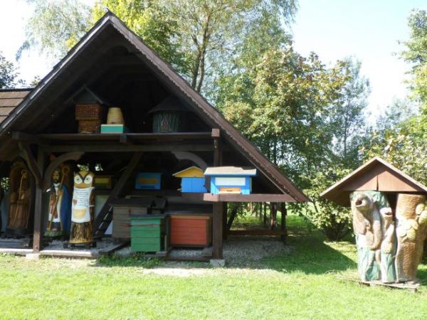 ule kłodowe, ramkowe i figuralne oraz akcesoria i narzędzia pszczelarskie.