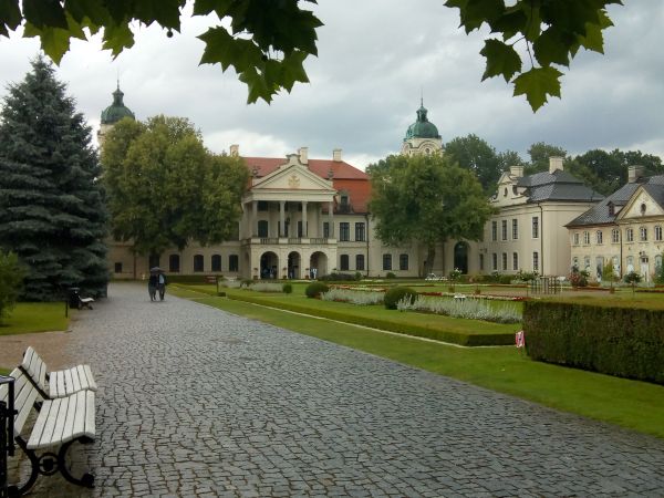 Pałac w Kozłówce – zespół pałacowo-parkowy rodziny Zamoyskich, we wsi Kozłówka, która leży w północnej części województwa lubelskiego, 9 km na zachód od Lubarto