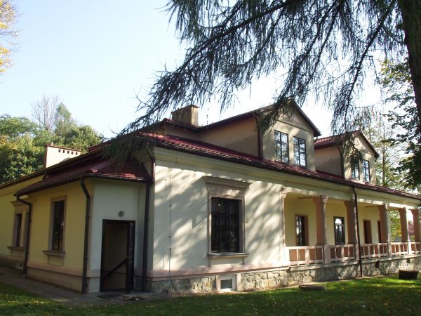 budynek dworski w czasie działań II wojny światowej został zdewastowany, majątek rozgrabiony, a większość zbiorów bibliotecznych została spalona. Warto dodać, ż