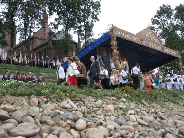 Na zdjęciu wzgórze na którym wznosi się kościół p.w Narodzenia NMP.