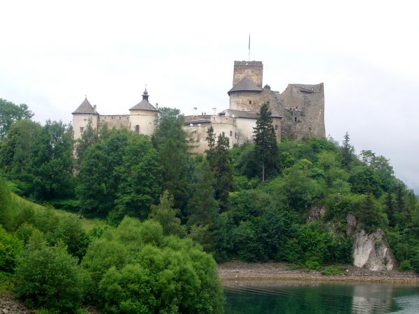 Fot.: Piotr Bendyk. Na wysokiej górze na lewym brzegu Jeziora Czorsztyńskiego wznoszą się ruiny królewskiego zamku.