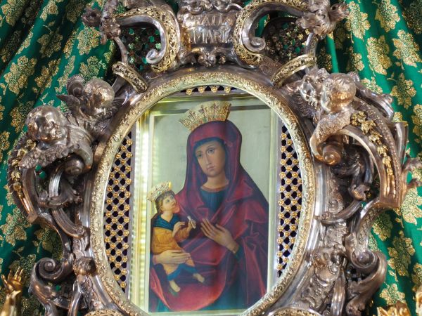 Bazylika - n/z cudami słynący obraz Matki Bożej Łaskawej, centralne miejsce na obrazie zajmują ręce - Maryja trzyma nimi Jezusa, daje mu oparcie, poczucie bezpi