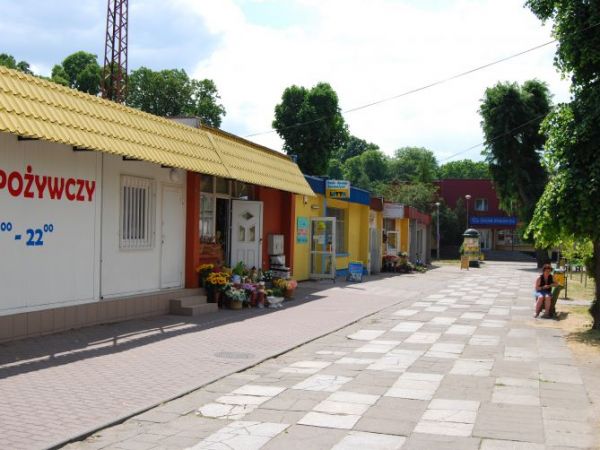 Dobiegniew - sklepy przy skwerku