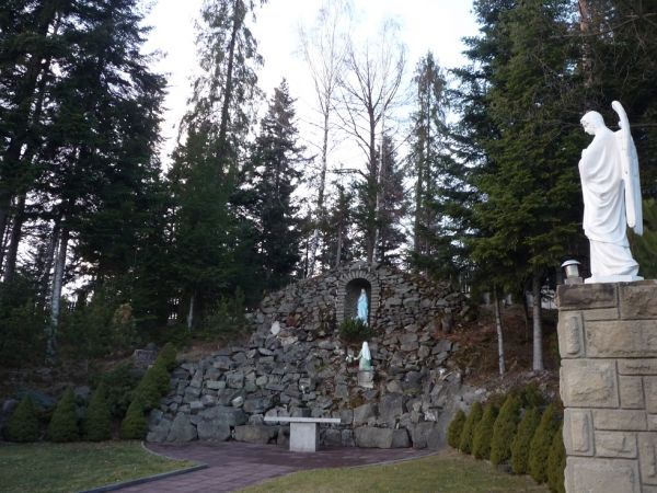 Obiekty sakralne obok klasztory w  Zawoi- Zakamieniu (Przysłopie)