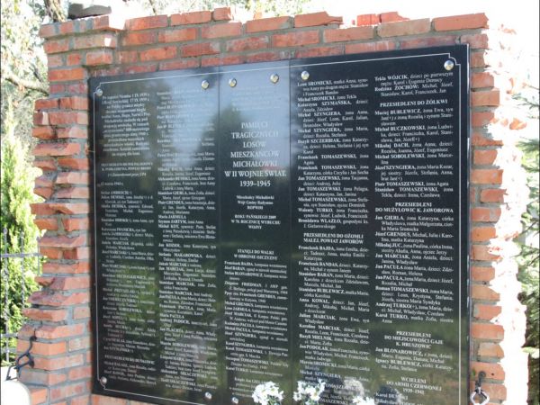 Drewniany kościół p.w.  św. Michała Archanioła w Michałówce. Pomnik pamięci tragicznych losów mieszkańców Michałówki w czasie II wojny światowej.