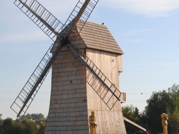 Wiatrak TOMASZ w parku ekologicznym - widok z ul. Europejskiej