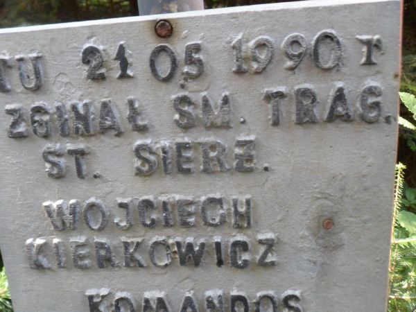 krzyż dla upamiętnienia - przy ścieżce od platformy do poletka nad bazą sprzętu przy kamieniołomie, zalecam ostrożne tam przejście - jest stromo, bywa że ślisko