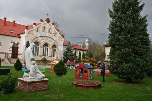 przed budynkiem Ochronki św. Józefa - tu na skwerze - pomnik bł. Edmunda Bojanowskiego - założyciela Zgromadzenia Sióstr Służebniczek NMP.