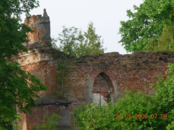 Ruiny kościoła parafialnego (pw. św. Jakuba Starszego) z XV w. Świątynia była przebudowana w 1582 r., następnie w latach 1698-1700, 1729 i 1880. Kościół zniszcz