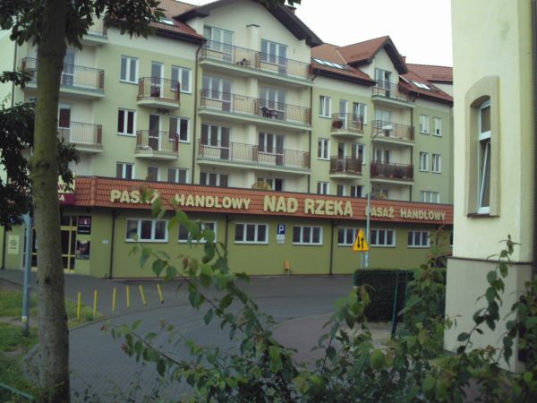 Budynek mieszkalny z Pasażem handlowym
przy ul. Bat. Chłopskich.