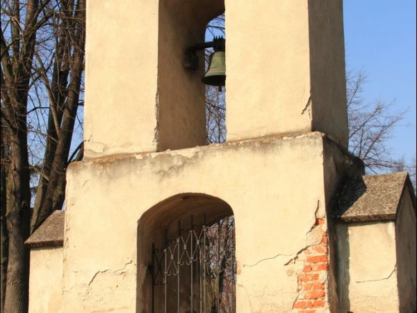 Drewniany kościół konstrukcji zrębowej pw. św. Sebastiana, wzniesiony w roku 1737. W roku 1980 był gruntownie odnawiany z całkowitą wymianą gontów. Dzwonnica