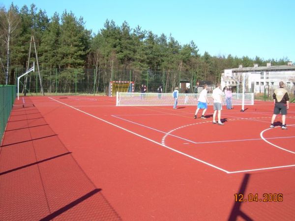 Boisko wielofunkcyjne o sztucznej nawierzchni.