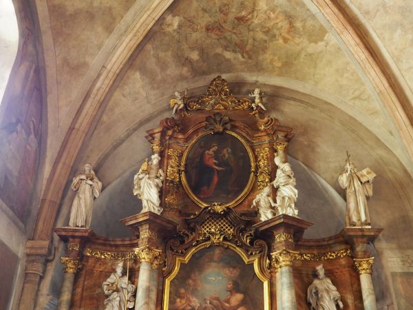 kaplica św. Jana Chrzciciela - obraz przedstawia chrzest Pana Jezusa w rzece Jordan, wyżej : obraz w owalu, tam Elżbieta spotyka brzemienną Maryję.