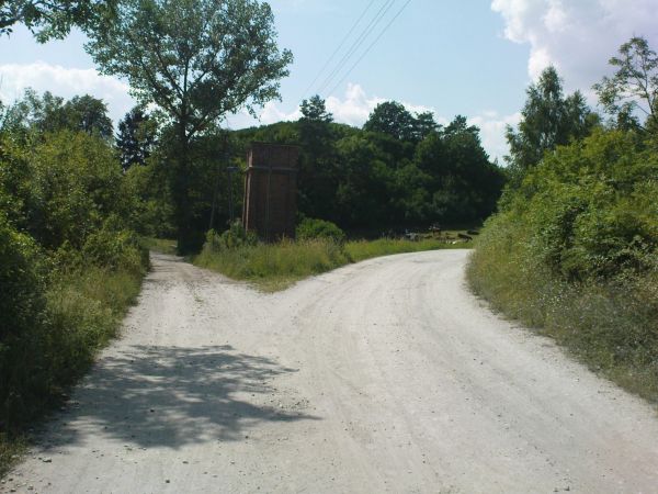 Rozgałęzienie dróg, w prawo na Machowo i Auguścin, w lewo na Glesno.