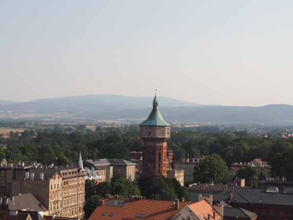 panorama miasta - tu fragment, n/z zabytkowa wieża ciśnień, wybudowana w 1877r., przebudowana w latach 1902-03 - podwyższona o jedno piętro, na szczycie zbiorni