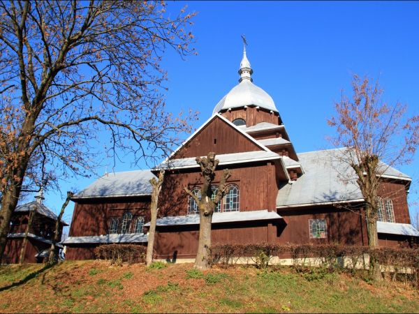 Drewniana cerkiew greckokatolicka, zbudowana w 1860 r, odnowiona w 1937 r. Obecnie jest użytkowana przez rzymskich katolików.