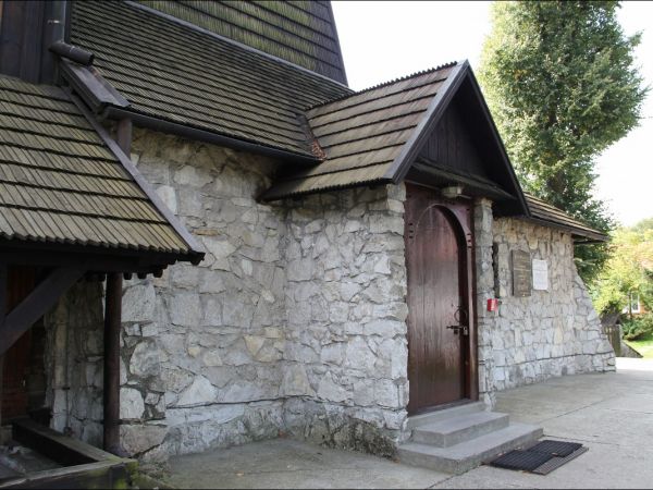 Gotycki , drewniany kościół p.w. Św. Marii Magdaleny wybudowany w 1595 roku  o charakterze obronnym.