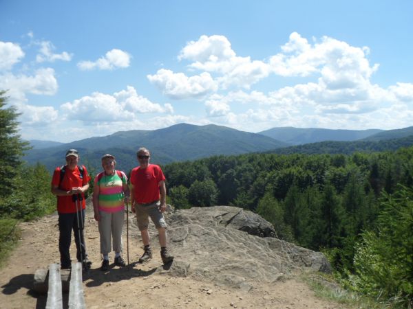 na odkrytej, skalistej wierzchowinie góry Dwernik Kamień - 1004m npm, n/z - z kolegami przewodnikami z PTTK - O/Sanok, panem Jackiem i panem Wojciechem z CIT w