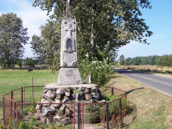 Kapliczka na rozstaju dróg.