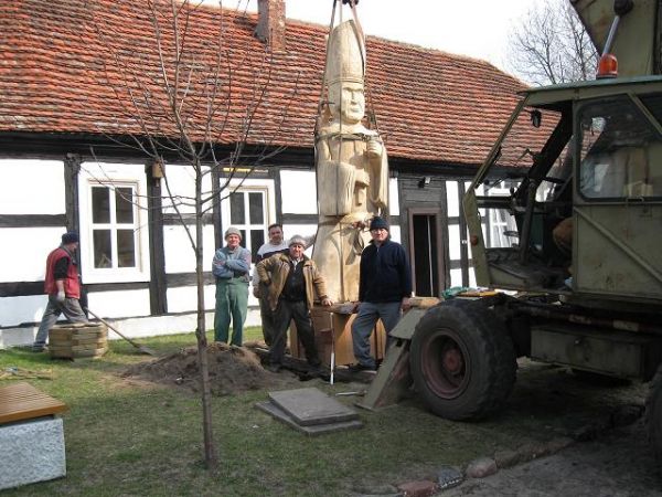 Montaż pomnika Papieża Jana Pawła II 
Słońsk  31.03 2011 r.