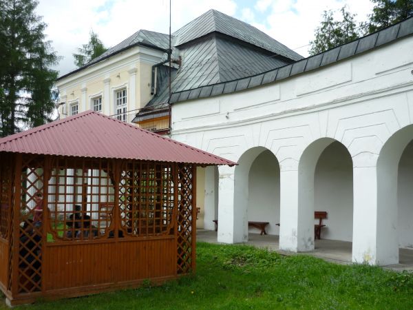 Pałac Leszczyńskich w Krasnobrodzie. Murowany kolumnowy pałac wzniesiony w pierwszej połowie XVII wieku, później przebudowywany. Pałac uległ zniszczeniu w 1914