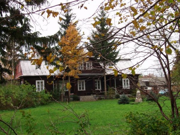 Plebania - budynek drewniany z 1929 roku, wpisany do rejestru zabytków.