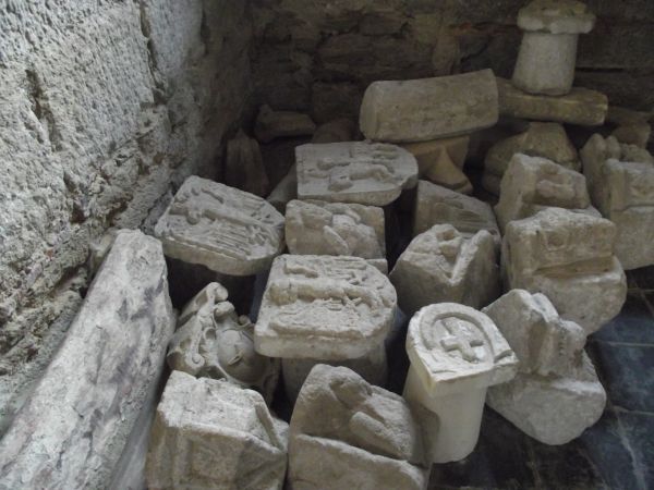 lapidarium - w podziemiach klasztornych, pewnie po renowacji tarczy herbowych - liczne kamienne detale, pochodzące przede wszystkim z rozebranych skrzydeł klasz