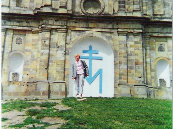 przed kaplicą Oleśnickich, zbudowana w latach 1611 -1620 przez Mikołaja Oleśnickiego, wojewodę lubelskiego. Kaplica w pierwszym jej okresie służyła jako grobowi