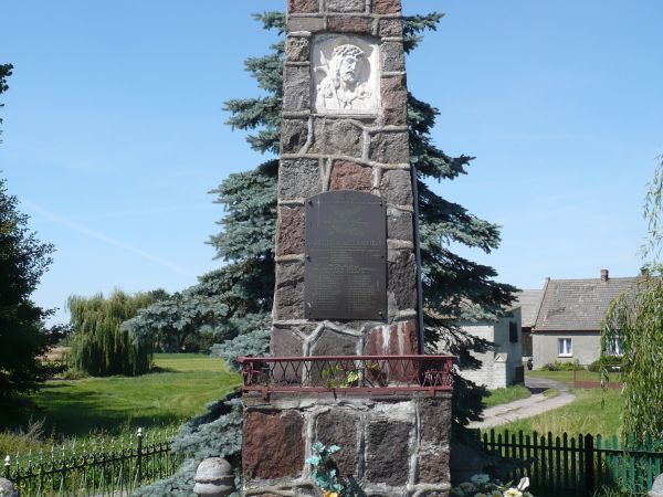 Przy drodze głównej pomnik z 1928r.50.ofiar wojen 1914-20
i 1939-45r. w 1977r. dano nową tablicę.