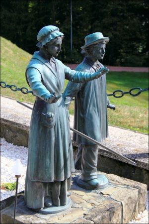 Klasztor Saletynów i Sanktuarium Matki Bożej z La Salette - Płaczącej  w Dębowcu  .  W kościele ukoronowana jest Matka Boża Saletyńska, która spełnia prośby lud