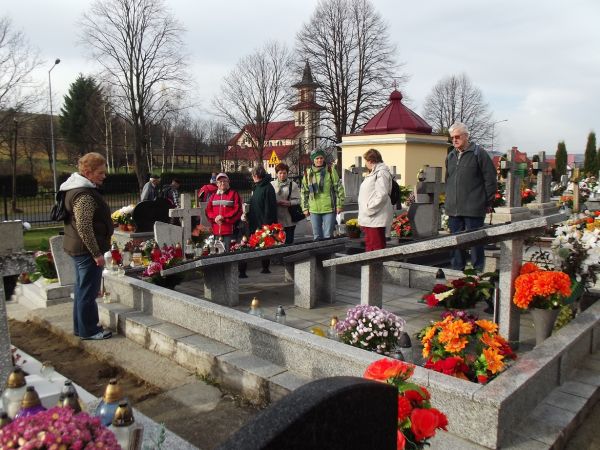 przed pomnikiem z nazwiskami ofiar UPA - postawionym w 2004r. w 60-tą rocznicę egzekucji.