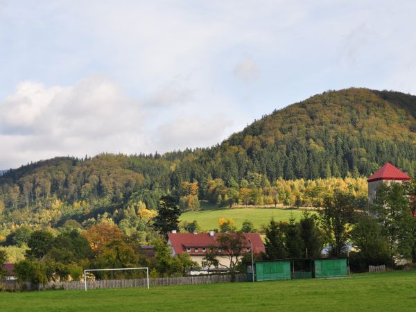 Widok na Goworów i Pątnik od strony boiska