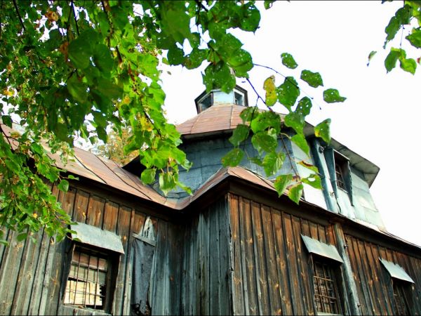 Cerkiew Pokrow Przeświętej Bogarodzicy w Miękiszu Starym. Zbudowana w latach 1803−1811. Wokół cerkwi groby rodziny Youngów.