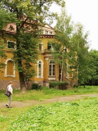 PALAC WEJSCIE OD STRONY PARKU