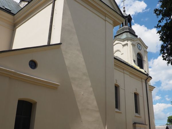 widoczna wieża na sygnaturkę i wieża dzwonnicy a tam - wg opisów dziejowych - zawieszony dzwon kościelny pochodzący z 1601 roku, drugi był z 1656r. Dalej widzim