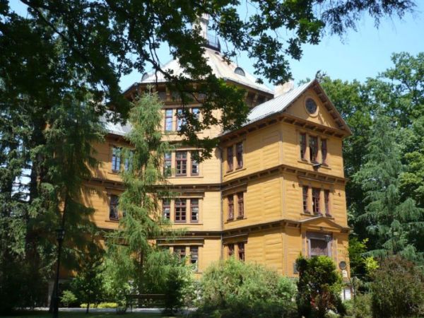 Pałac myśliwski 1822-24r wg arch. Fryderyka Schinkla na planie
krzyża greckiego zb.dla księcia Radziwiła,przebywał tu
Fryderyk Chopin .