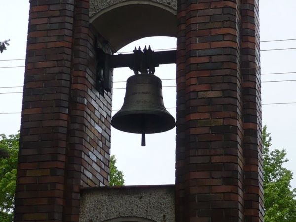 Przy wejściu do Sanktuarium wolno stojąca dzwonnica z dzwonem
imieniem Urszula.