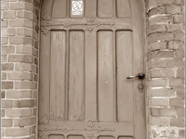 Drzwi boczne od kosciola.