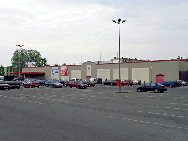 Parking Kauflandu z ulicy Obrońców Chojnic