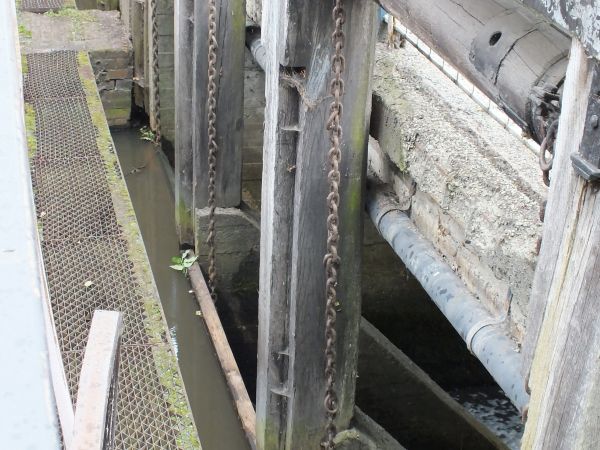 drewniane w pełni działające urządzenie systemu regulowania  poziomu wody w stawach