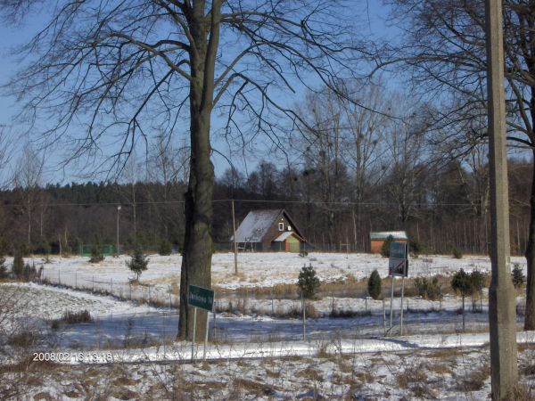 Wjazd do Gamerek Wielkich od strony Jonkowa aleją Lipową, widok na zabudowę nad jeziorem Gamry.