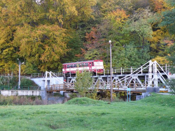 Mosty pieszy i kolejowy na rzece Białej