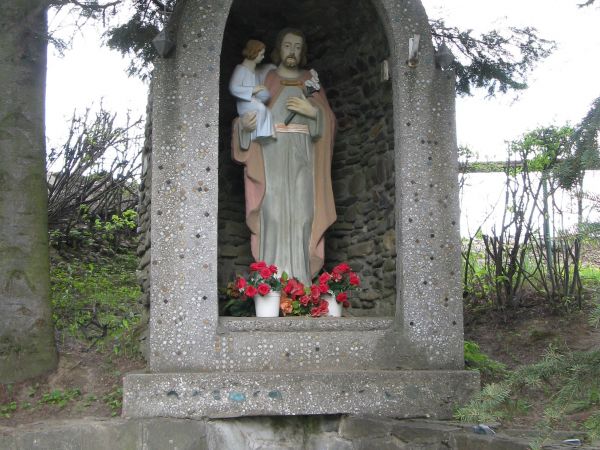 w otoczeniu cerkwi, od 1953r. przejętej dla potrzeb kultu przez wyznawców obrządku rzymsko-katolickiego, co spowodowało też uratowanie świątyni przed zniszczeni