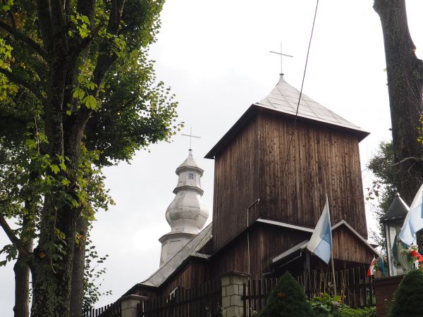 przy wyjściu na otoczenie kościoła wita nas kapliczka z figurą Matki Boskiej.