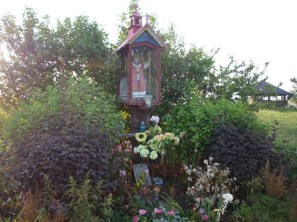 Palcza .Kapliczka przydrożna ze Św. Janem Pawłem II.