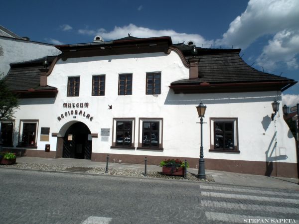 Dom na Dołach w starosądeckim rynku z facjatą i łamanym dachem - obecnie Muzeum Regionalne.