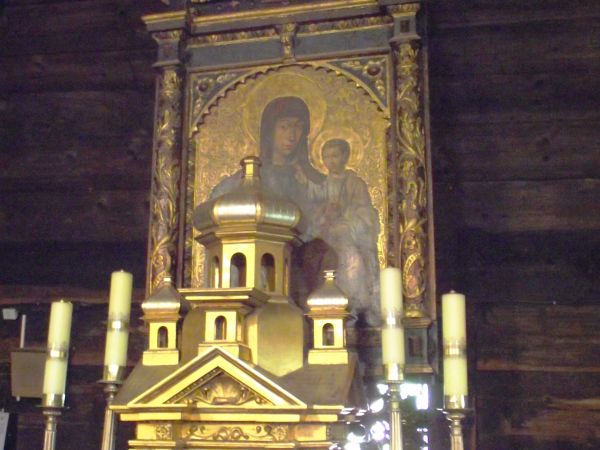 ołtarz boczny, uposażenie XVIII wieczne  /niepełne/, wnętrza świątyń kryją w  sobie galerie sztuki cerkiewnej, przesycone niezwykłą atmosferą chrześcijańskiej l